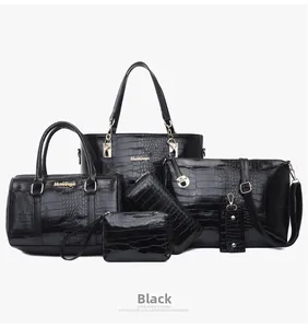 Détail d'un ensemble de 6 sacs noirs à motif crocodile avec finitions dorées chic