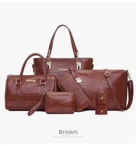 Gros plan détaillé de l'ensemble de 6 sacs à main marron avec texture crocodile