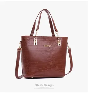 Vue latérale du sac cabas marron texture crocodile avec logo doré et bandoulière