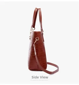 Vue latérale du sac à main marron avec motif crocodile et bandoulière ajustable