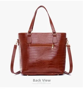 Vue détaillée du dos d'un sac cabas marron foncé motif crocodile avec poche zippée au dos