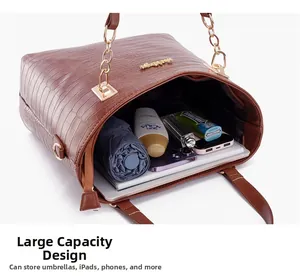 Détail de l'intérieur du grand sac cabas marron à motif crocodile et sa capacité