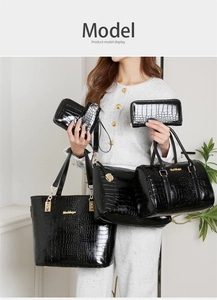 Vue détaillée de l'ensemble 5 pièces de sacs noirs aspect crocodile avec finitions dorées