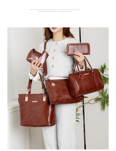Vue détaillée d'un ensemble de cinq sacs à main marron pour femmes avec motif crocodile