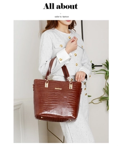 Détail du sac cabas marron foncé à motif crocodile avec des finitions dorées chic