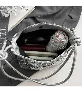 Vue détaillée du sac seau à paillettes argentées montrant sa grande capacité intérieure