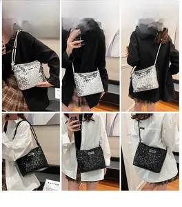 Détails de sacs à bandoulière à paillettes en argent et noir avec étiquette de mode