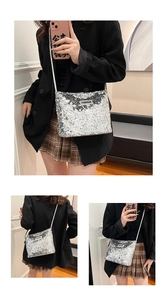Détail du sac à bandoulière à paillettes argentées avec étiquette FASHION et fine chaîne