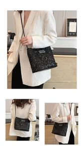 Détail du sac bandoulière à paillettes noires avec étiquette Fashion et sangle en cuir