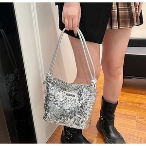 Détail du sac à bandoulière à paillettes argentées avec étiquette Fashion et lanières