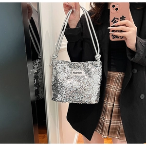 Sac à main chic à paillettes argentées avec chaîne et étiquette métal en style miroir