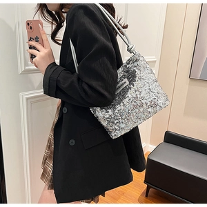 Détail du sac à bandoulière à paillettes argentées avec étiquette Fashion blanche