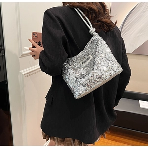 Détail du sac à main à paillettes argentées avec étiquette Fashion et chaîne élégante
