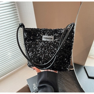 Gros plan du sac à paillettes noires avec étiquette FASHION et chaîne élégante