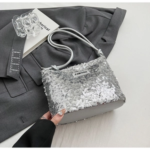Détail du sac à main à paillettes argentées avec étiquette en cuir FASHION et chaîne chic