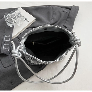 Détail du sac à paillettes argentées avec doublure noire et poche intérieure zippée