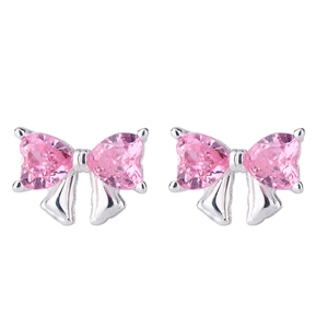 Dettaglio di orecchini a fiocco in argento con zirconi rosa a forma di cuore