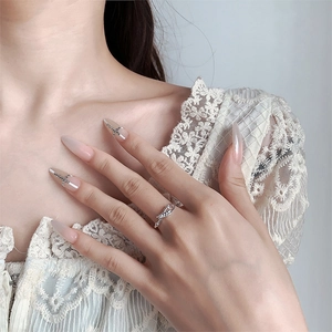 Gros plan d'une bague épis de blé en argent avec zircone sur un mannequin de main