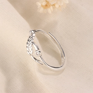 Détail macro de la bague feuille de blé en argent S925 avec pierre de zircon