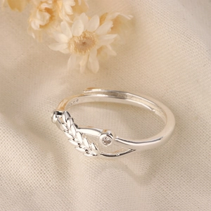 Bague épis de blé en argent S925 avec zircone sur fond en lin beige minimaliste