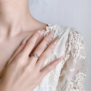 Gros plan d'une bague élégante en argent avec zircon central et serti pavé