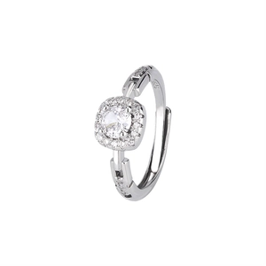 Vue macro de la bague en argent S925 montrant le poinçon et l'halo carré de zircones
