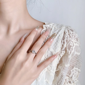 Bague élégante en argent avec zircon carré et serti pavé sur la main du modèle