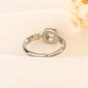 Bague ouverte argentée élégante avec zircon carré et design de chaîne entrelacée
