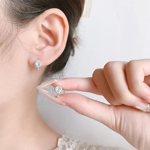 Orecchini a cerchio in argento con zircone a fiore ed elegante effetto scintillante