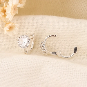 Orecchini a cerchio halo in argento con zirconi rotondi e montatura a fiori