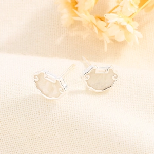 Détail macro de boucles d'oreilles cadenas Ruyi en argent S925 et nacre blanche