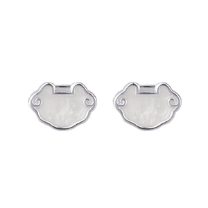 Détail de boucles d'oreilles serrure Ruyi avec nacre blanche sur fond blanc immaculé