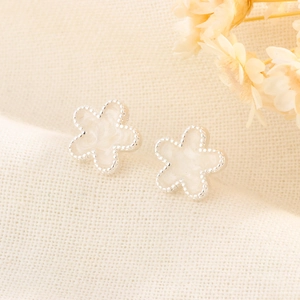 Elegant five-petal flower stud earrings with silver beaded edges and white resin inlay