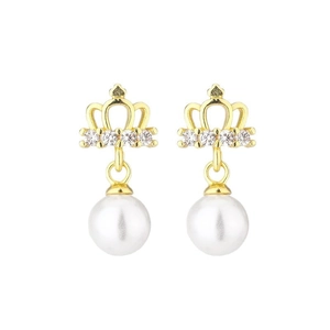 Détail de boucles d'oreilles couronne avec zircons brillants et perle ronde blanche