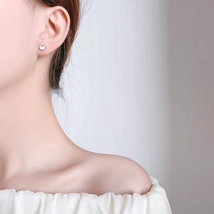 Clous d'oreilles cadenas Ruyi en argent avec nacre portés par un mannequin