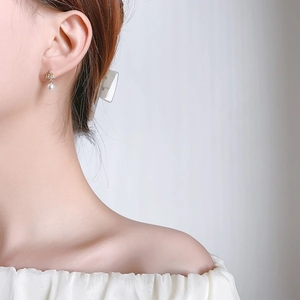 Boucles d'oreilles perles couronne avec diamants, vue latérale sur mannequin