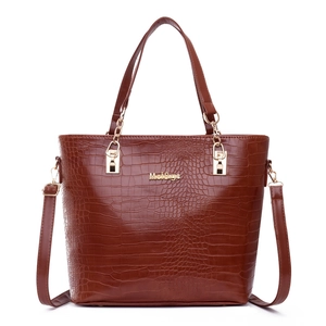 Sac fourre-tout marron à motif crocodile avec garniture dorée et bandoulière