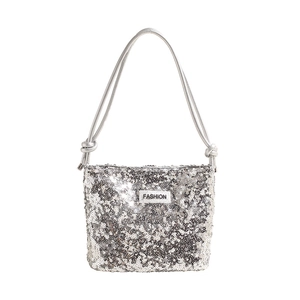 Sac bandoulière chic à paillettes argentées avec chaîne et étiquette mode pour l'été