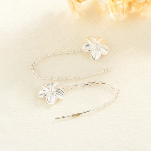 Vue macro de la boucle d'oreille longue en argent S925 avec fleur de gardénia