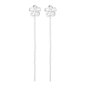 Vue détaillée de boucles d'oreilles traversantes gardénia argentées à longues chaînes