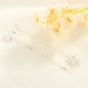 Élégantes boucles d'oreilles longues en argent 925 avec fleur de gardénia sur tissu doux