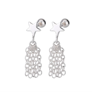 Détail de boucles d'oreilles étoile argentées avec pompons à chaînes multicouches élégants