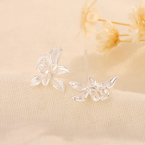 Elegante Iris Blumen Ohrstecker mit filigranem Silber Hohl-Design für Damen im Set