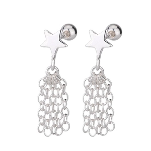 Boucles d'oreilles étoile argentées avec franges métalliques et fermoir à vis sur blanc