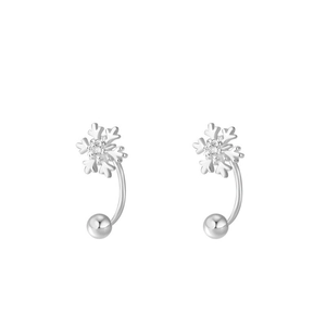 Makroansicht der Schneeflocken-Ohrringe mit Zirkonia und gebogenem Haken-Design