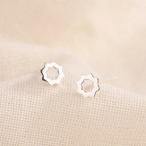 Gros plan de boucles d'oreilles minimalistes en argent S925 en forme d'étoile octogonale