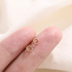 Puces d'oreilles géométriques dorées minimalistes avec bords élégants à perles fines