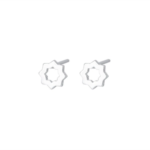 Détails de boucles d'oreilles clous géométriques en argent avec design étoile ajourée