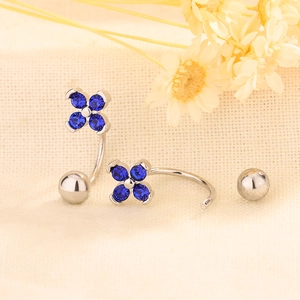 Détail de boucles d'oreilles fleur argent avec pétales en zircon bleu et fermoirs vis