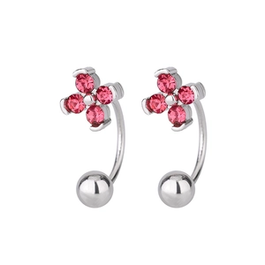 Vue détaillée des boucles d'oreilles trèfle avec zircons roses et fermoir à vis argenté